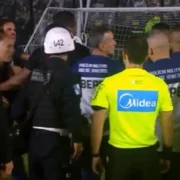 Confusão envolvendo integrantes do Vasco e arbitragem após primeiro tempo contra o Vitória