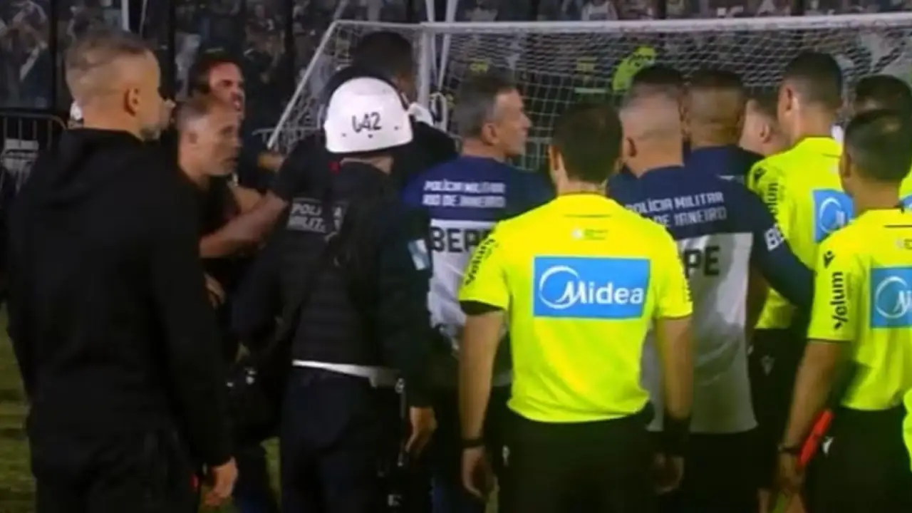 Confusão envolvendo integrantes do Vasco e arbitragem após primeiro tempo contra o Vitória