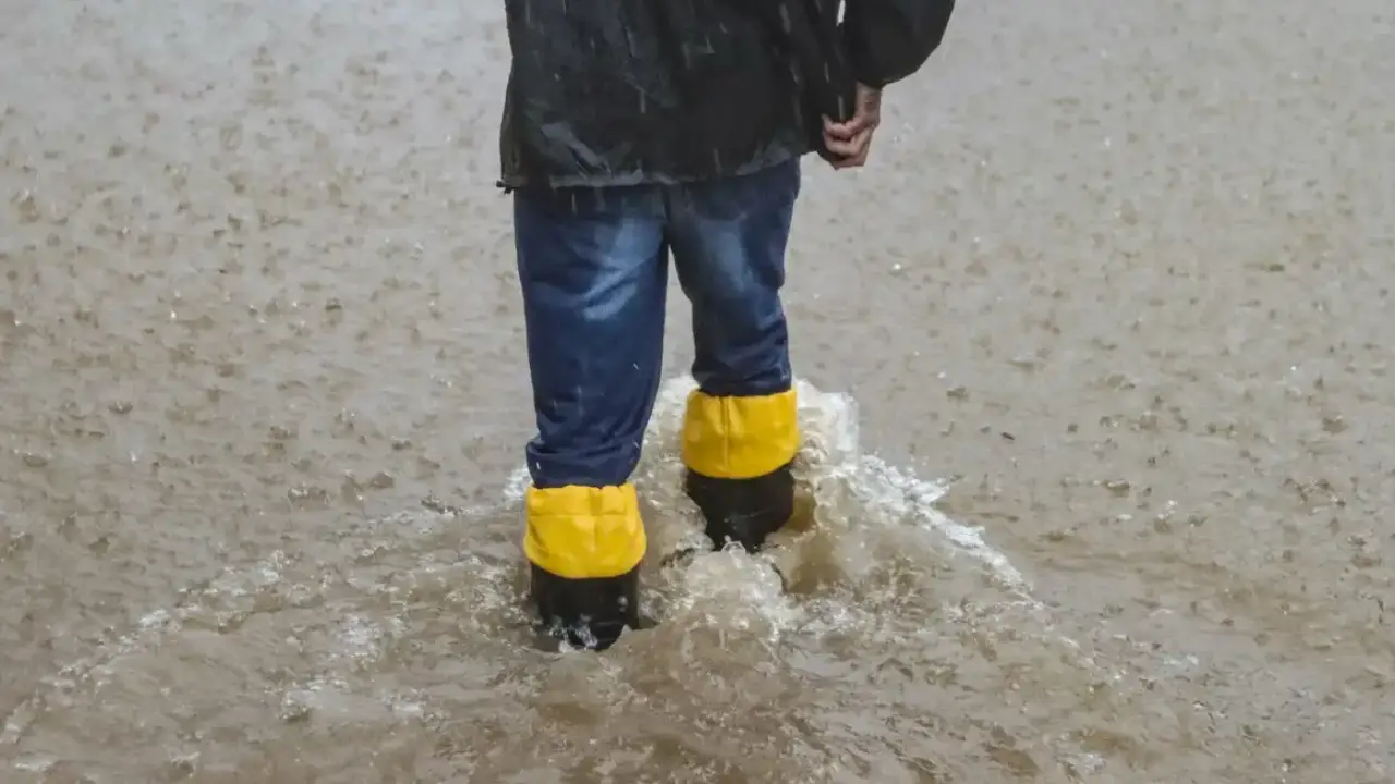 Pessoa caminha por rua alagada durante chuva forte no Rio Grande do Sul Pessoa caminha por rua alagada durante chuva forte no Rio Grande do Sul