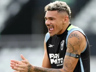 Tiquinho Soares aparece com a camisa do Botafogo durante sua primeira passagem pelo clube. O atacante de 35 anos negocia um retorno ao Glorioso até o fim da temporada