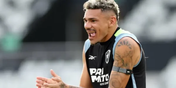 Tiquinho Soares aparece com a camisa do Botafogo durante sua primeira passagem pelo clube. O atacante de 35 anos negocia um retorno ao Glorioso até o fim da temporada