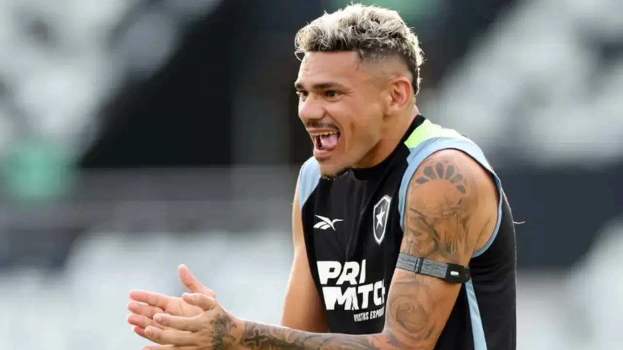Tiquinho Soares aparece com a camisa do Botafogo durante sua primeira passagem pelo clube. O atacante de 35 anos negocia um retorno ao Glorioso até o fim da temporada