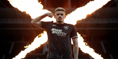 Tiquinho Soares com a camisa do Botafogo durante partida pelo clube