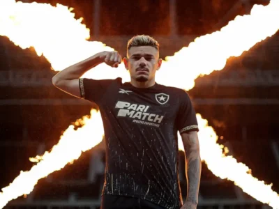 Tiquinho Soares com a camisa do Botafogo durante partida pelo clube