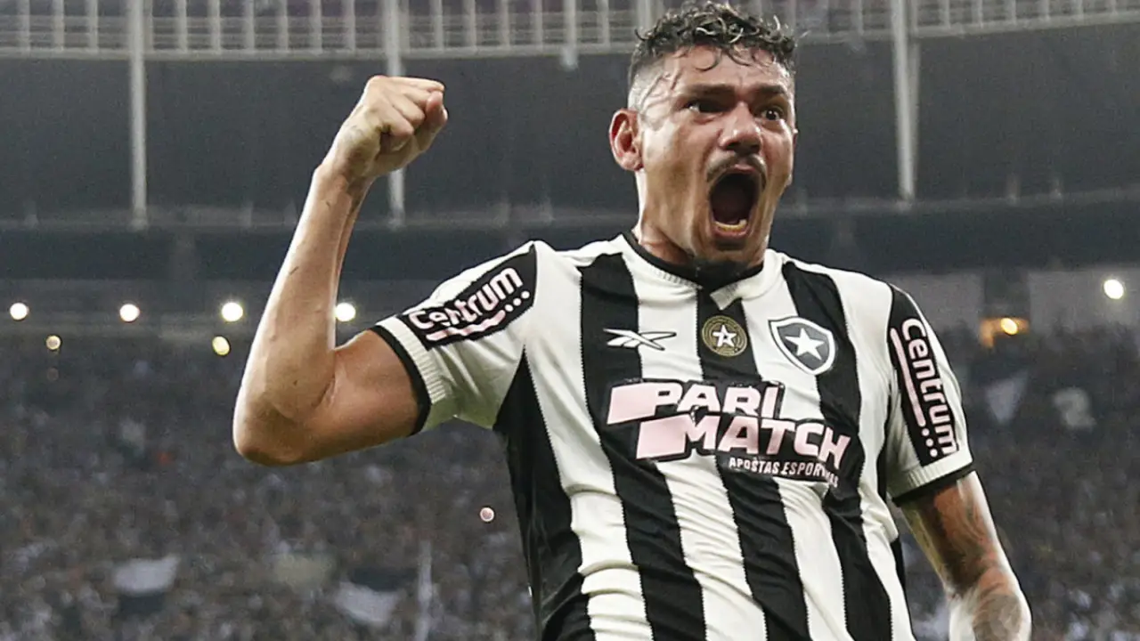 Tiquinho Soares, ex-atacante do Botafogo, revelou durante entrevista à Paramount+ que ficou perto de reforçar o Fluminense antes de se transferir para o Santos Tiquinho Soares, ex-atacante do Botafogo, revelou durante entrevista à Paramount+ que ficou perto de reforçar o Fluminense antes de se transferir para o Santos