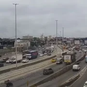 Movimento de veículos na Avenida Brasil, no Rio de Janeiro. Um acidente envolvendo dois caminhões no Canal do Cunha e um caminhão enguiçado próximo à Refinaria de Manguinhos provocam retenções no sentido Zona Oeste