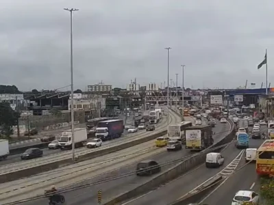 Movimento de veículos na Avenida Brasil, no Rio de Janeiro. Um acidente envolvendo dois caminhões no Canal do Cunha e um caminhão enguiçado próximo à Refinaria de Manguinhos provocam retenções no sentido Zona Oeste
