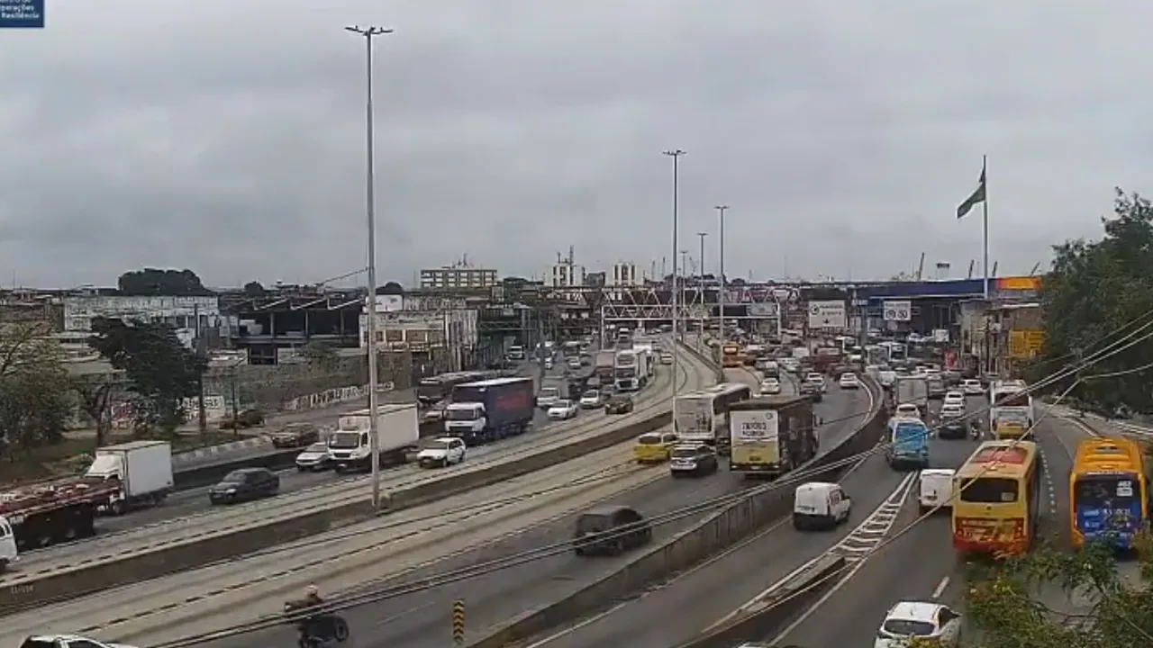 Movimento de veículos na Avenida Brasil, no Rio de Janeiro. Um acidente envolvendo dois caminhões no Canal do Cunha e um caminhão enguiçado próximo à Refinaria de Manguinhos provocam retenções no sentido Zona Oeste