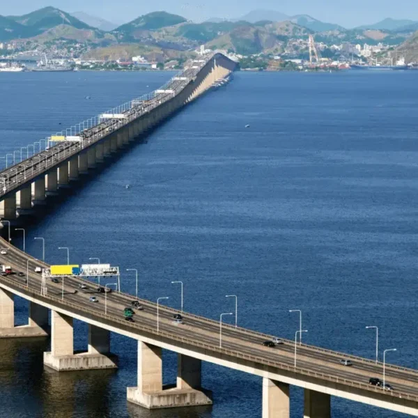 Ponte Rio-Niterói vista sobre a Baía de Guanabara
