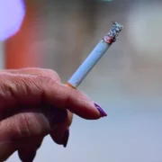 Pessoa segura cigarro apagado em reportagem sobre tratamento gratuito para parar de fumar em Niterói