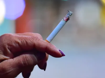 Pessoa segura cigarro apagado em reportagem sobre tratamento gratuito para parar de fumar em Niterói