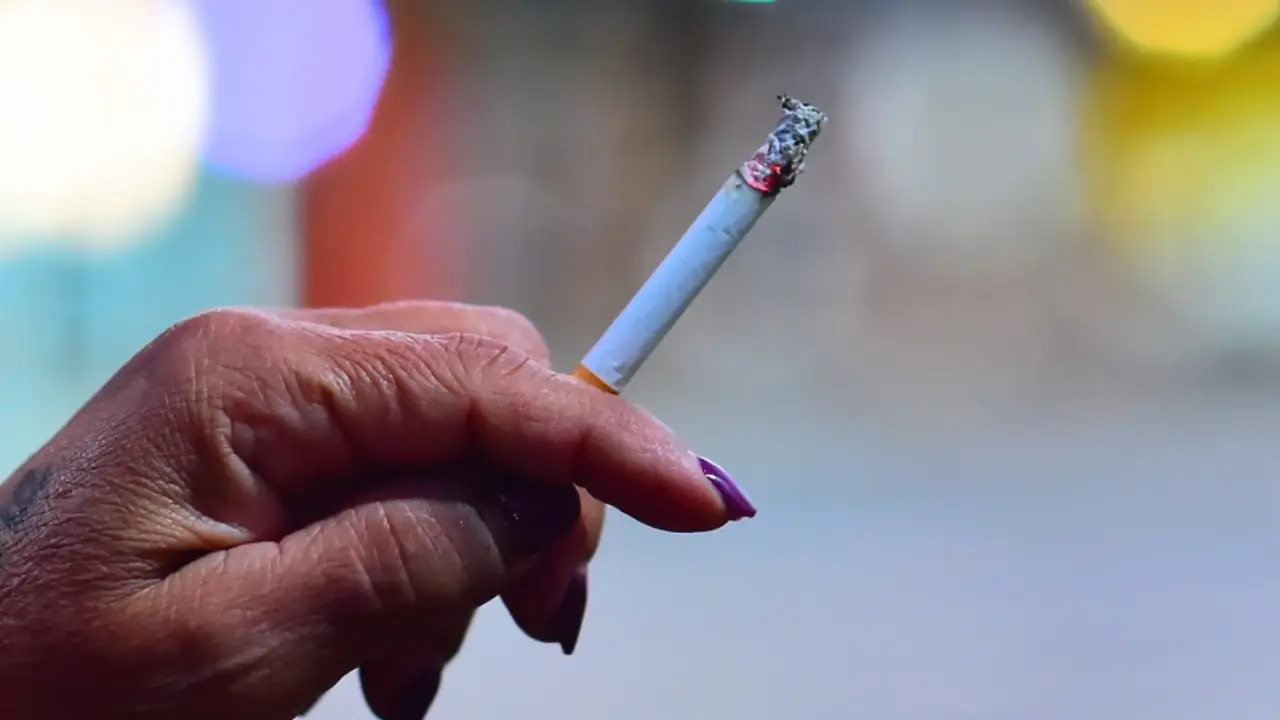 Pessoa segura cigarro apagado em reportagem sobre tratamento gratuito para parar de fumar em Niterói