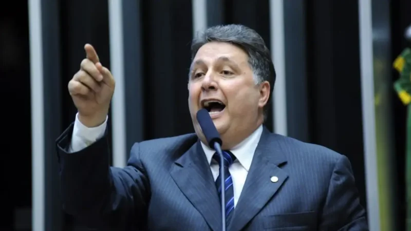 Anthony Garotinho durante ato político no Rio de Janeiro em reportagem sobre decisão do TRE-RJ