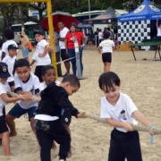 Crianças e jovens da Tropa Mirim participam de atividade esportiva na Praia de Icaraí, em Niterói