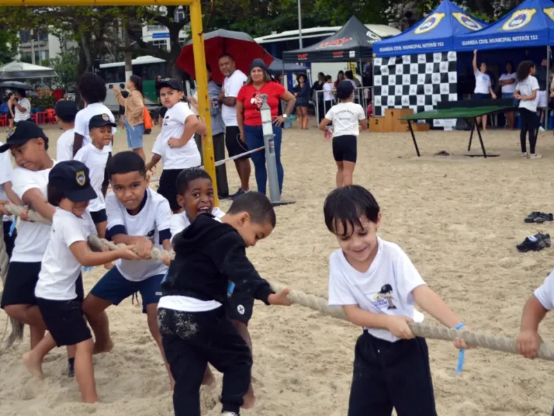 Crianças e jovens da Tropa Mirim participam de atividade esportiva na Praia de Icaraí, em Niterói