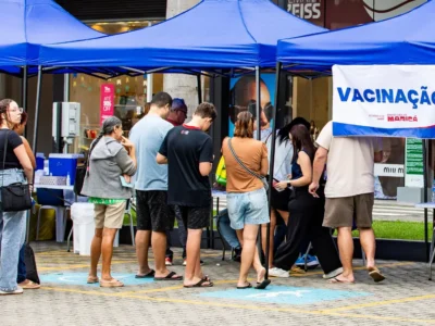 Profissional de saúde aplica vacina durante campanha de multivacinação em Maricá