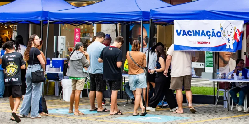 Profissional de saúde aplica vacina durante campanha de multivacinação em Maricá