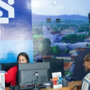 Trabalhador segura currículo em busca de vaga de emprego em Maricá