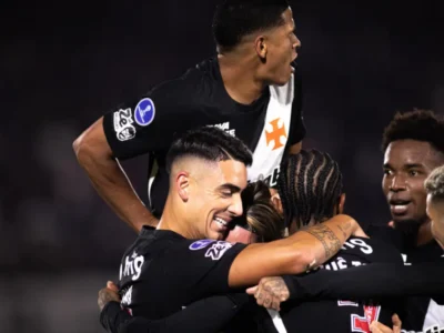 Jogadores do Vasco comemoram classificação na Copa Sul-Americana