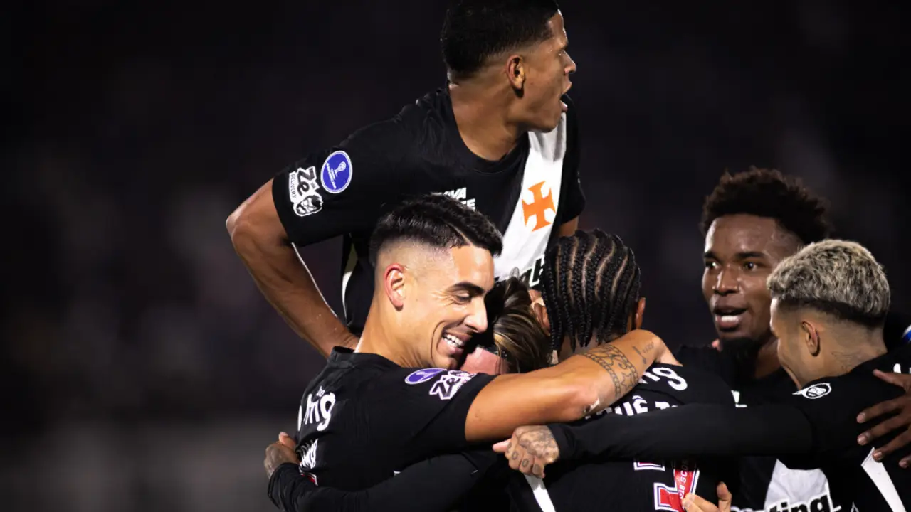 Jogadores do Vasco comemoram classificação na Copa Sul-Americana
