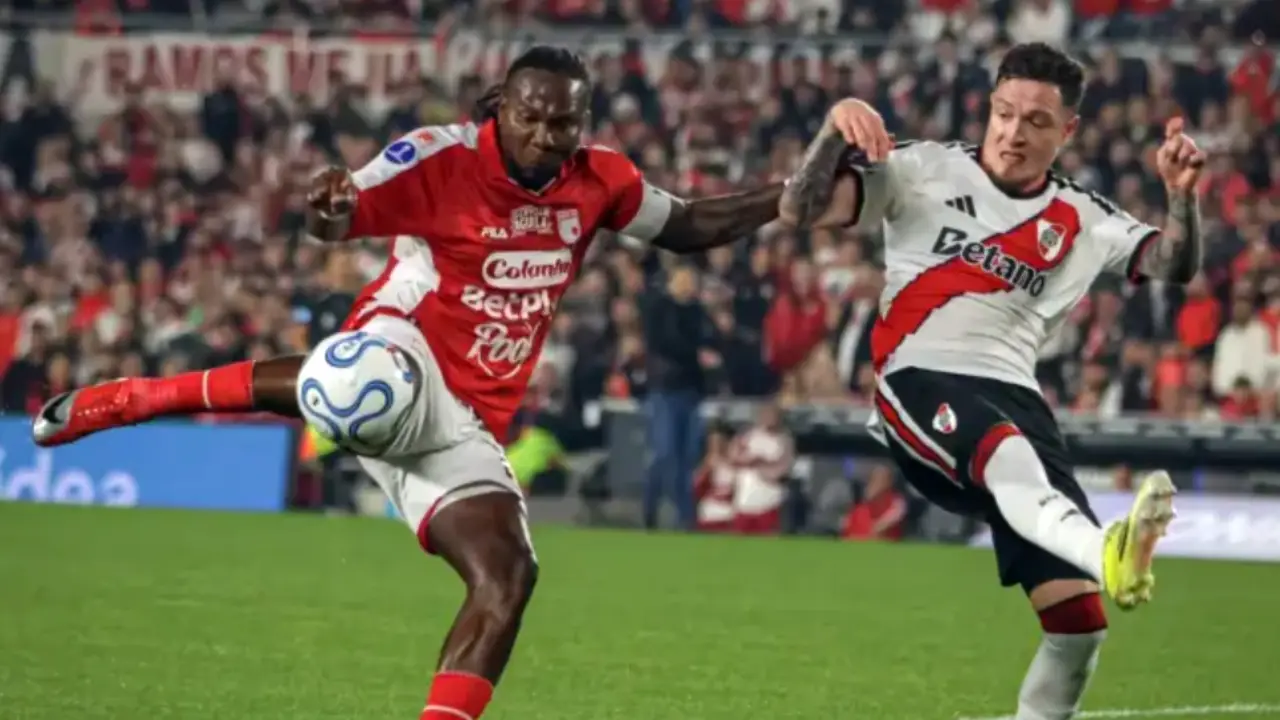 Jogadores do Independiente Santa Fe comemoram classificação contra o River Plate na Copa Sul-Americana