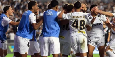 Lance de Vasco x Santos pela 23ª rodada do Brasileirão de 2026, em São Januário. Gabriel Barbosa, Willian Arão e Luan Peres marcaram os gols da vitória santista
