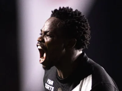Andrés Gómez comemora gol do Vasco contra o Vitória pela Copa do Brasil