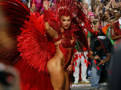 Virginia Fonseca durante sua passagem pela Acadêmicos do Grande Rio. A influenciadora anunciou em 12 de agosto de 2026 que deixa o posto de rainha de bateria da escola de Duque de Caxias