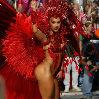 Virginia Fonseca durante sua passagem pela Acadêmicos do Grande Rio. A influenciadora anunciou em 12 de agosto de 2026 que deixa o posto de rainha de bateria da escola de Duque de Caxias