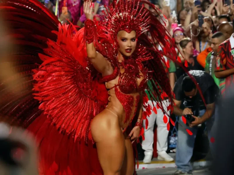 Virginia Fonseca durante sua passagem pela Acadêmicos do Grande Rio. A influenciadora anunciou em 12 de agosto de 2026 que deixa o posto de rainha de bateria da escola de Duque de Caxias