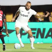 Jogadores de Vitória e Botafogo durante a partida pela 23ª rodada do Campeonato Brasileiro de 2026. Matheuzinho marcou de pênalti o único gol do confronto em Salvador