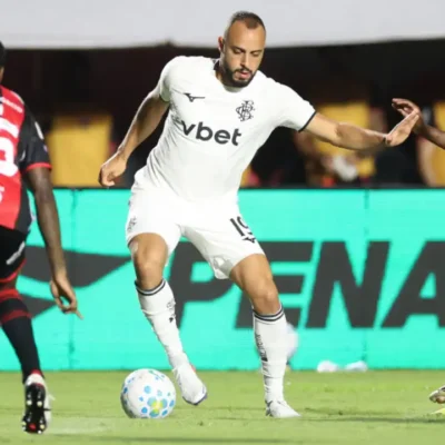 Jogadores de Vitória e Botafogo durante a partida pela 23ª rodada do Campeonato Brasileiro de 2026. Matheuzinho marcou de pênalti o único gol do confronto em Salvador