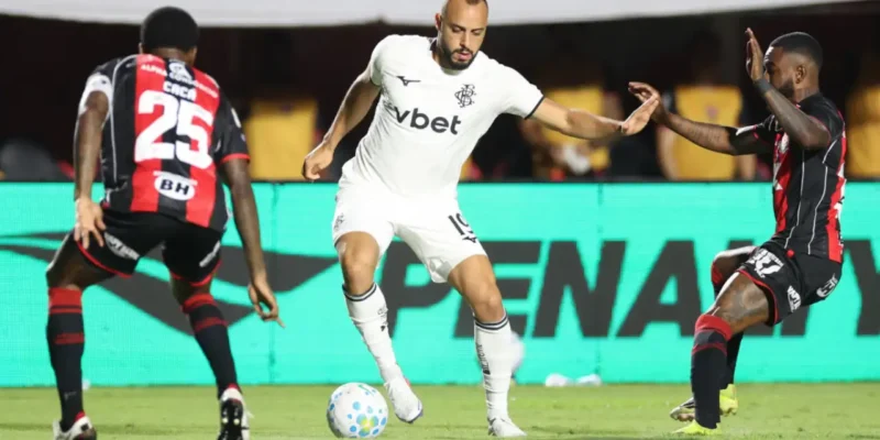 Jogadores de Vitória e Botafogo durante a partida pela 23ª rodada do Campeonato Brasileiro de 2026. Matheuzinho marcou de pênalti o único gol do confronto em Salvador
