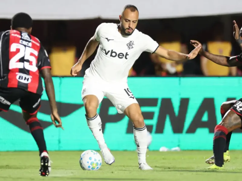 Jogadores de Vitória e Botafogo durante a partida pela 23ª rodada do Campeonato Brasileiro de 2026. Matheuzinho marcou de pênalti o único gol do confronto em Salvador