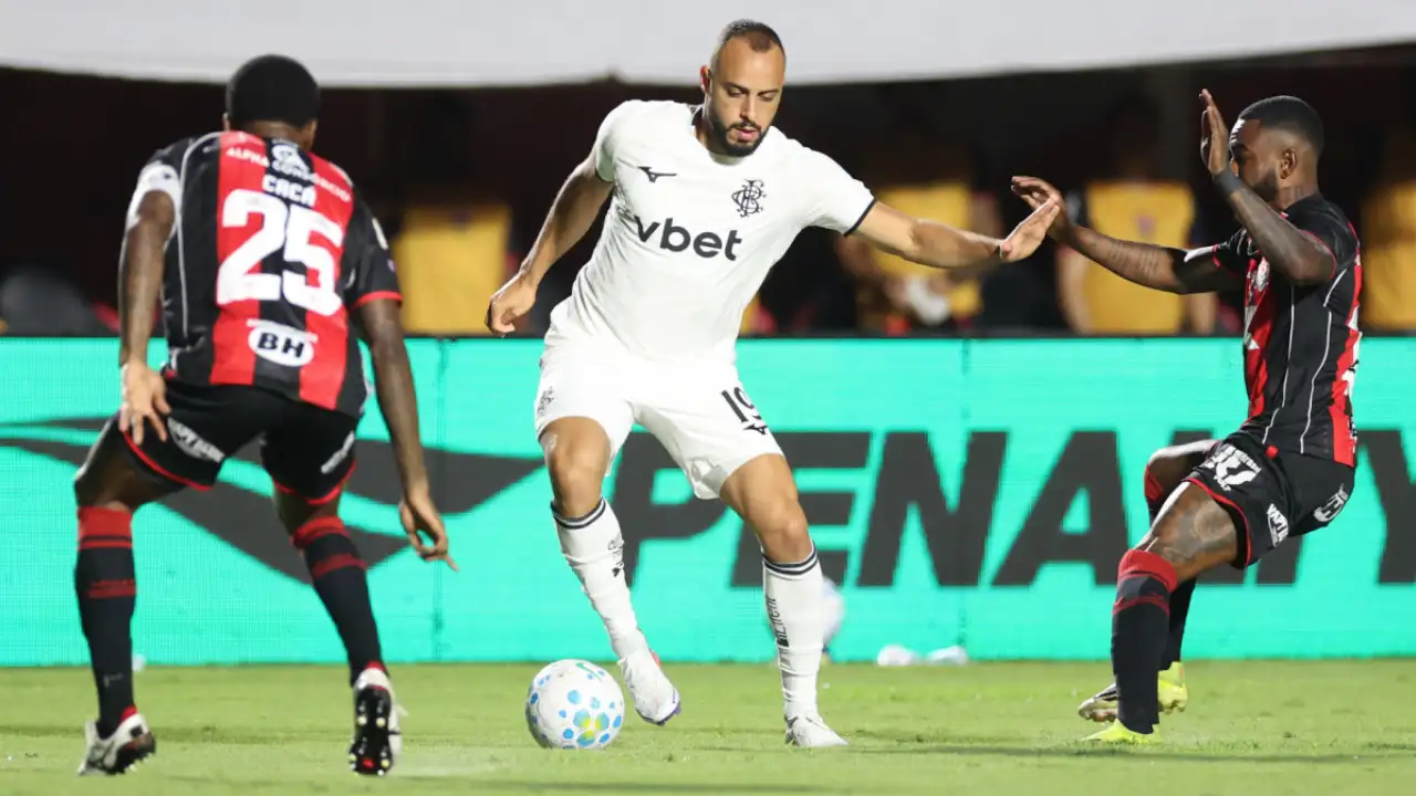 Jogadores de Vitória e Botafogo durante a partida pela 23ª rodada do Campeonato Brasileiro de 2026. Matheuzinho marcou de pênalti o único gol do confronto em Salvador