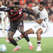 Disputa de bola entre jogadores do Vitória e Athletico-PR