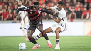 Disputa de bola entre jogadores do Vitória e Athletico-PR