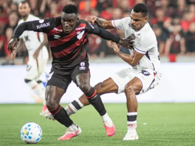 Disputa de bola entre jogadores do Vitória e Athletico-PR