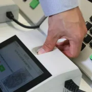 Eleitor faz identificação biométrica na urna eletrônica antes de votar nas Eleições 2026