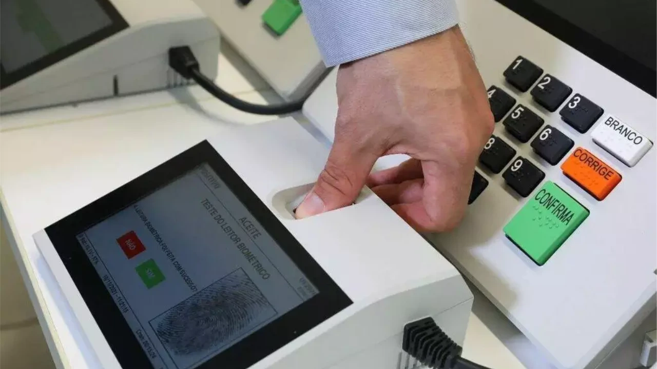 Eleitor faz identificação biométrica na urna eletrônica antes de votar nas Eleições 2026