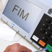 Urna eletrônica utilizada nas eleições brasileiras. Eleitores que estarão fora do município de votação podem solicitar até 20 de agosto a habilitação para voto em trânsito nas Eleições 2026