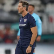 Técnico Luis Zubeldía explicou as saídas de Ganso e Serna, a permanência de Castillo e a entrada de Hulk durante Botafogo x Fluminense pelo Brasileirão