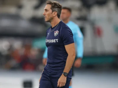 Técnico Luis Zubeldía explicou as saídas de Ganso e Serna, a permanência de Castillo e a entrada de Hulk durante Botafogo x Fluminense pelo Brasileirão