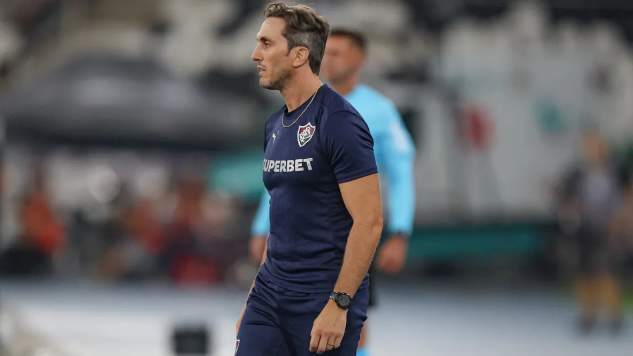 Técnico Luis Zubeldía explicou as saídas de Ganso e Serna, a permanência de Castillo e a entrada de Hulk durante Botafogo x Fluminense pelo Brasileirão