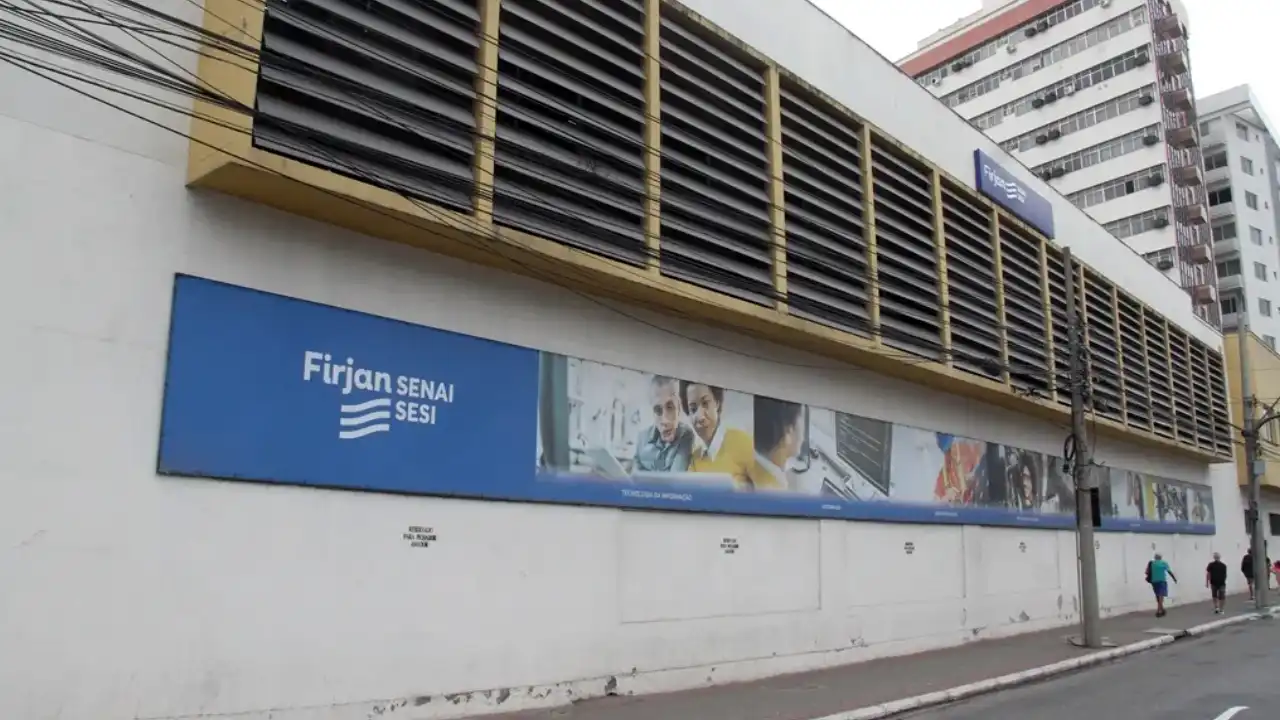 Fachada da unidade Firjan SENAI SESI São Gonçalo, onde estão abertas 75 vagas para cursos profissionalizantes gratuitos