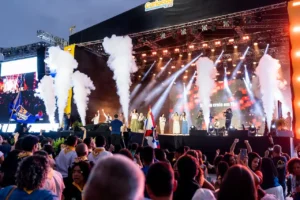 Palco do Cariocão 2025 na Praça da Apoteose durante apresentação musical diante do público