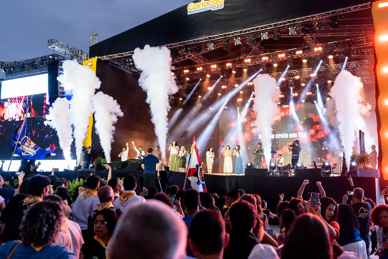 Palco do Cariocão 2025 na Praça da Apoteose durante apresentação musical diante do público