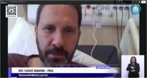 Deputado estadual Flávio Serafini, do Psol, mesmo hospitalizado, participa remotamente da sessão da Alerj que aprovou o projeto que suspende desconto em folha de empréstimos feitos por servidores na Credcesta, do Banco Master;