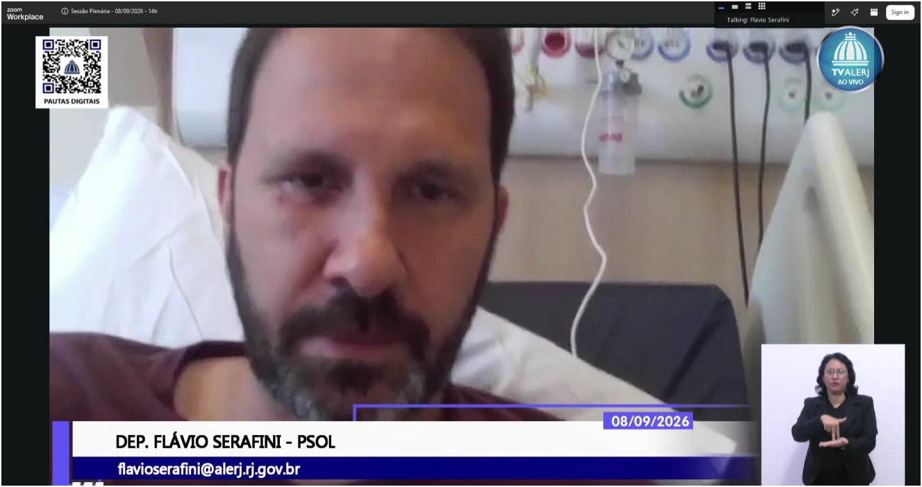 Deputado estadual Flávio Serafini, do Psol, mesmo hospitalizado, participa remotamente da sessão da Alerj que aprovou o projeto que suspende desconto em folha de empréstimos feitos por servidores na Credcesta, do Banco Master;