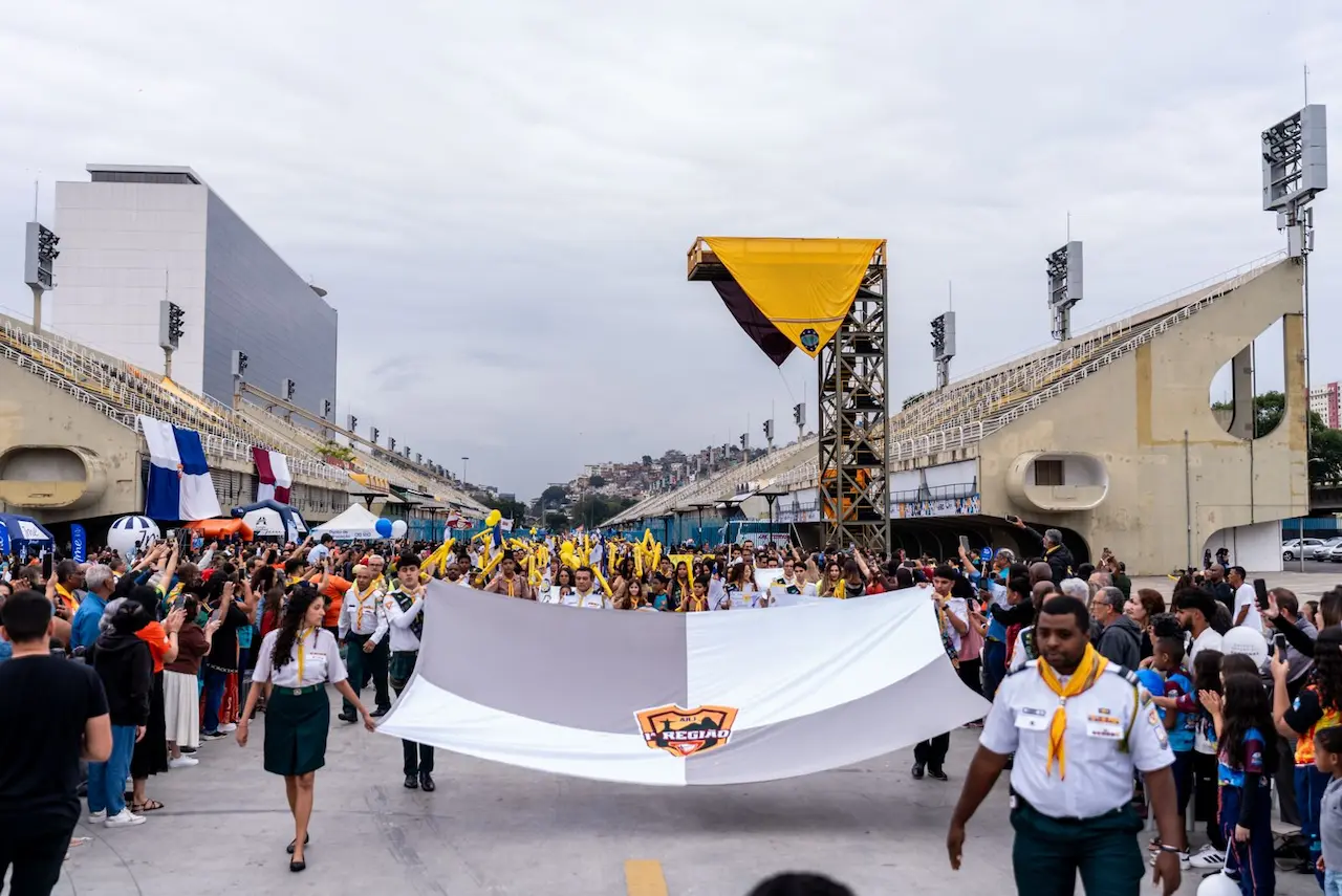 Desbravadores participam de cortejo do Cariocão pela Praça da Apoteose